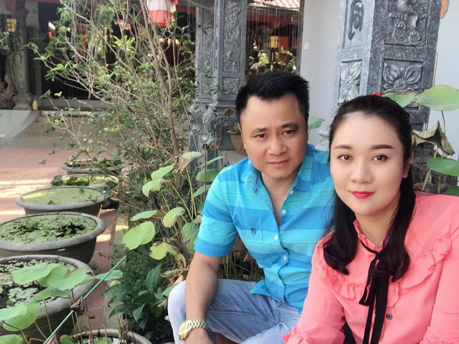 Sau 4 năm chung sống, vợ chồng NSND Tự Long có một cô con gái. Cách đây 2 tháng, bà xã Tự Long chia sẻ tin vui đang mang bầu lần 2.    