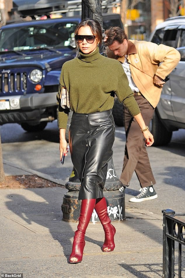 Cách đây không lâu, Victoria Beckham cũng lên đồ sành điệu ra phố đi mua sắm cùng con trai Brooklyn ở New York.