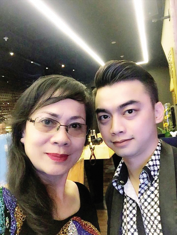 Nghệ sĩ Hương Dung và con trai Hà Duy.    