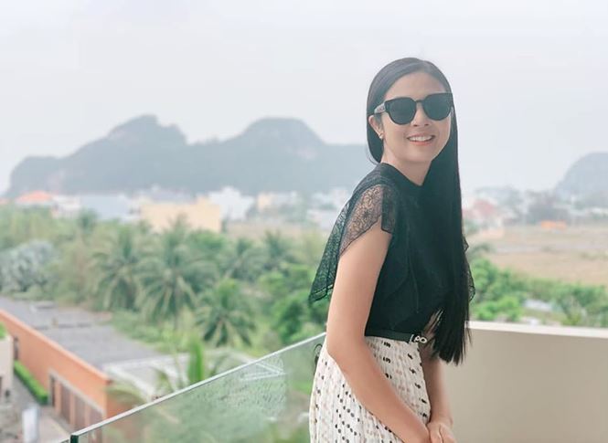 Hoa hậu Ngọc Hân khoe dáng trong chuyến du lịch tại Đà Nẵng.  
