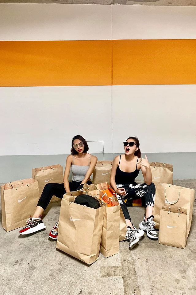 Hoa hậu Kỳ Duyên và cô bạn thân Minh Triệu gây sốc khi shopping rất nhiều đồ hiệu.  