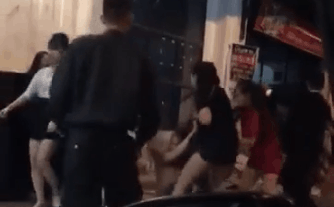 Cô gái trẻ bị nhóm người hành hung trên phố.