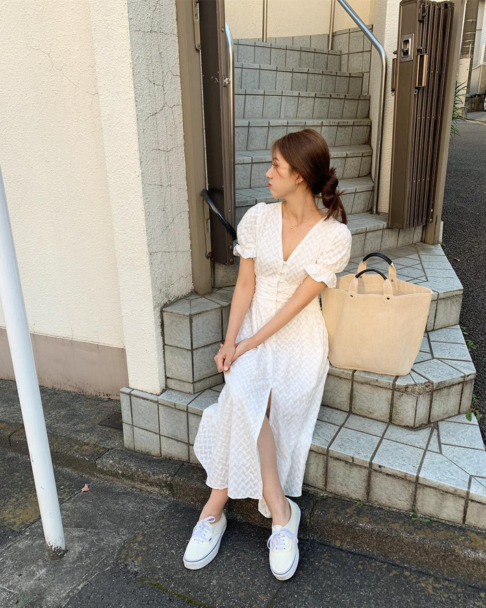 Váy trắng tinh khôi cùng sneakers trắng, không gì trong trẻo, mong manh hơn style của cô nàng này khi dạo phố ngày chớm hè.    