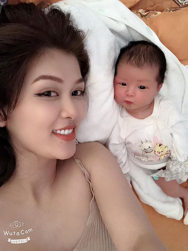 Hoa hậu Oanh Yến thoải mái chụp ảnh cùng con gái và chia sẻ trên trang cá nhân.