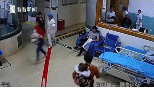 Camera tại bệnh viện ghi hình lại cảnh chị Hoàng đa con đi cấp cứu