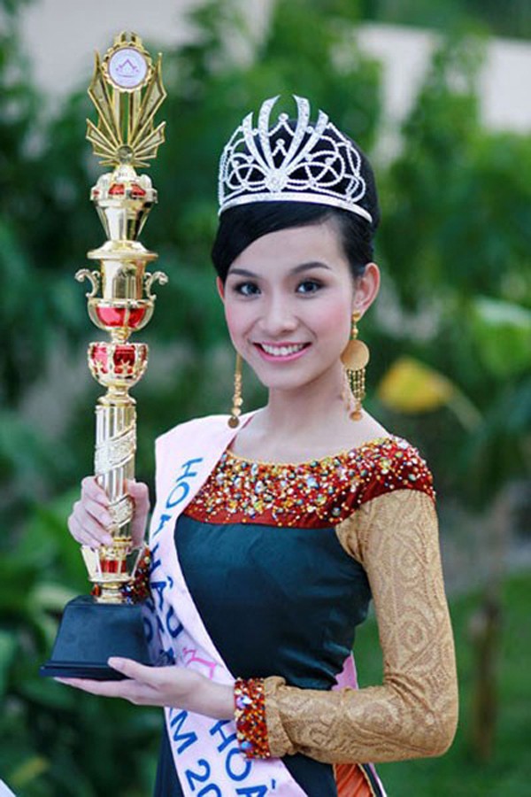 Thùy Lâm đăng quang Hoa hậu Hoàn vũ Việt Nam 2008.    