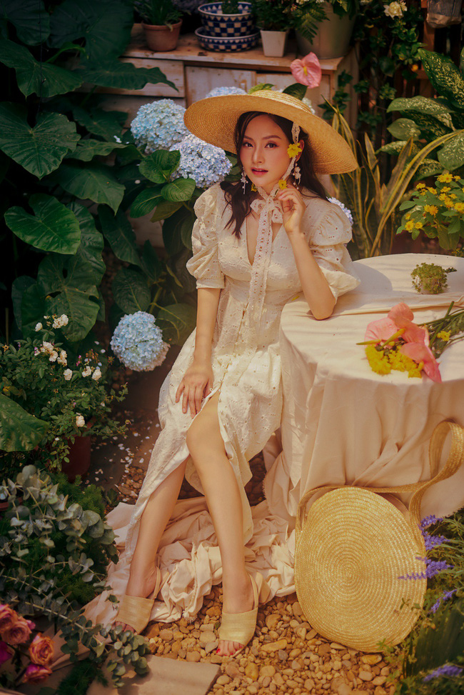 Diễn viên Lan Phương thực hiện bộ ảnh mới, khoe vẻ đẹp nhẹ nhàng trong vườn hoa.