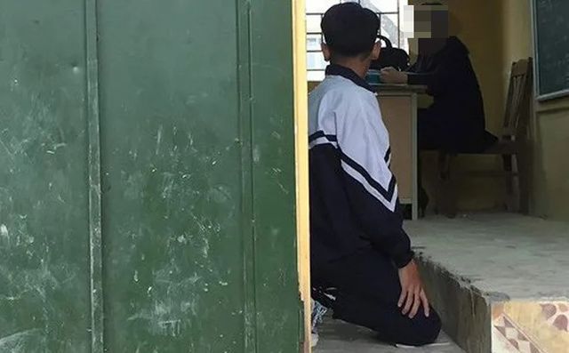 Hình ảnh nam sinh bị cô giáo phạt quỳ trước lớp.