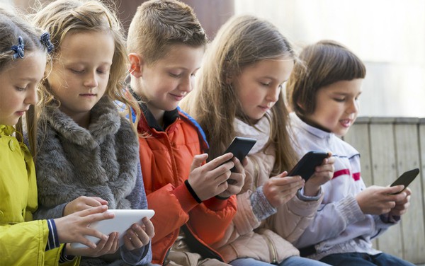 Trẻ mê điện thoại làm kém sự phát triển