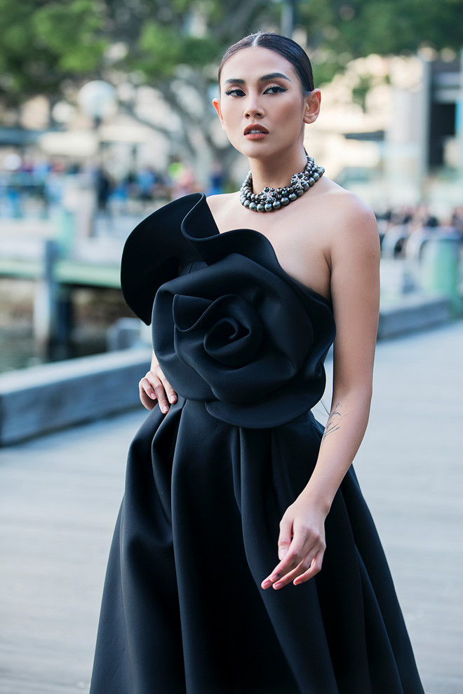 Võ Hoàng Yến xuất hiện đầy quyến rũ trong chiếc đầm dài màu đen, có họa tiết hoa 3D to ở ngực váy  