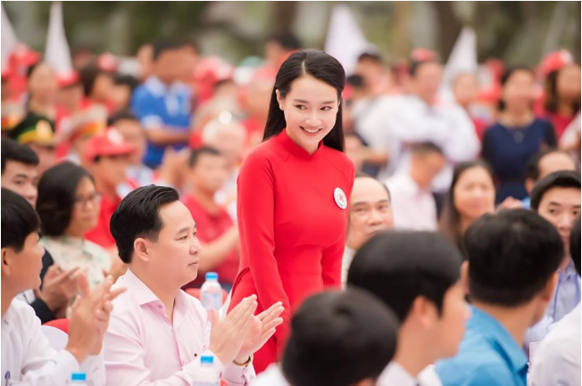 Nhã Phương thu hút sự chú ý của đông đảo người hâm mộ có mặt tại chương trình lễ phát động Tháng Nhân đạo 2019.