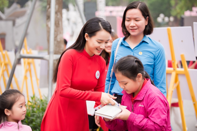 Thời gian tới, Nhã Phương cùng hội chữ thập đỏ tham gia nhiều hoạt động giúp đỡ cộng đồng, trong đó có chương trình nhắn tin ''Mái ấm nhân đạo cho người nghèo vùng biên''.