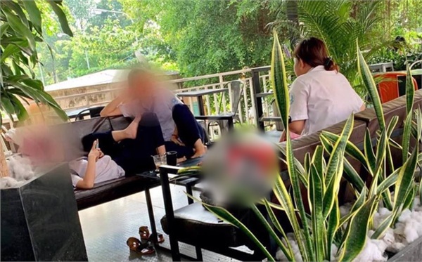 Nhóm nữ sinh hút thuốc lá trong quán cà phê.