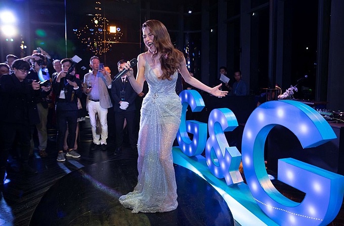 Nữ ca sĩ biểu diễn phiêu linh trong đêm tiệc ‘Glitz & Glamour’ tổ chức tại một khách sạn sang trọng ở TP HCM.    