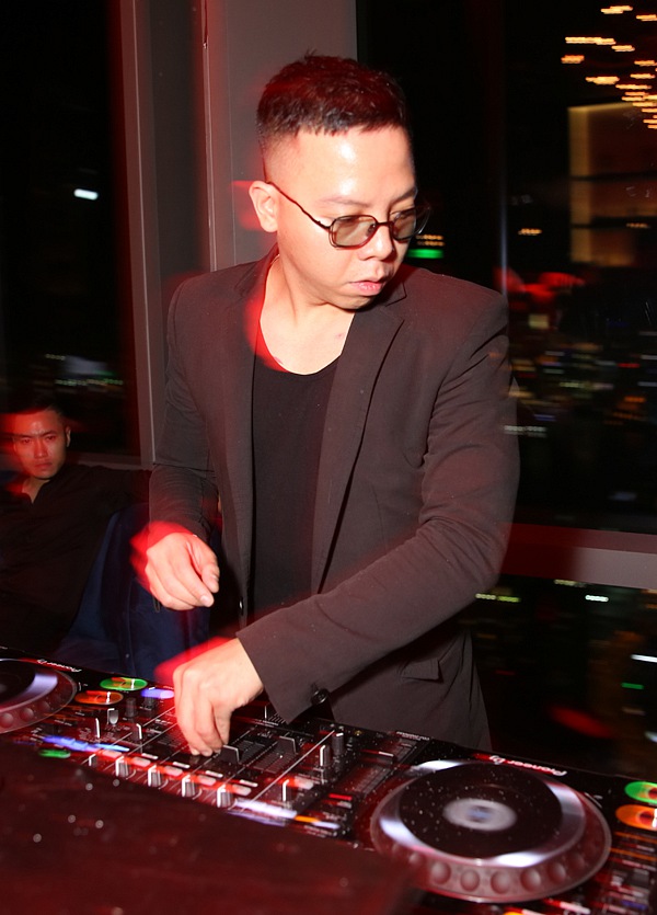 Hoàng Touliver phụ trách phần âm nhạc cho đêm tiệc.    