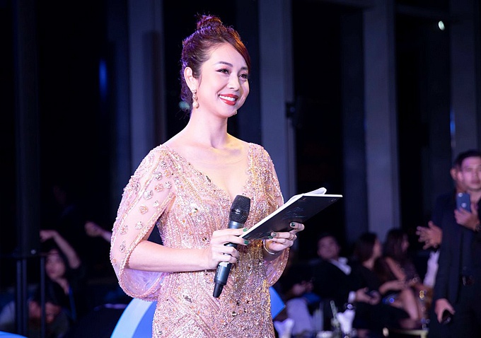 Hoa hậu Jennifer Phạm đảm nhiệm vai trò người dẫn chương trình. Cô đã trở lại công việc sau vài ngày nghỉ ngơi vì bất ngờ ngất xỉu trên sân khấu.    