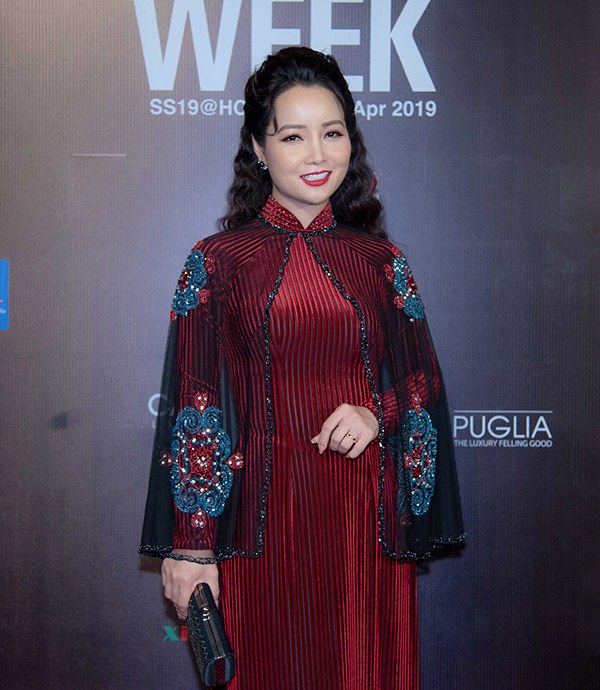 Áo dài kết hợp áo choàng cape khiến diễn viên Mai Thu Huyền bị cộng thêm cả chục tuổi.    