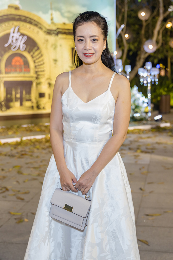 Ngược lại, chiếc váy hai dây trắng không phù hợp với độ tuổi 52 của NSƯT Chiều Xuân.    