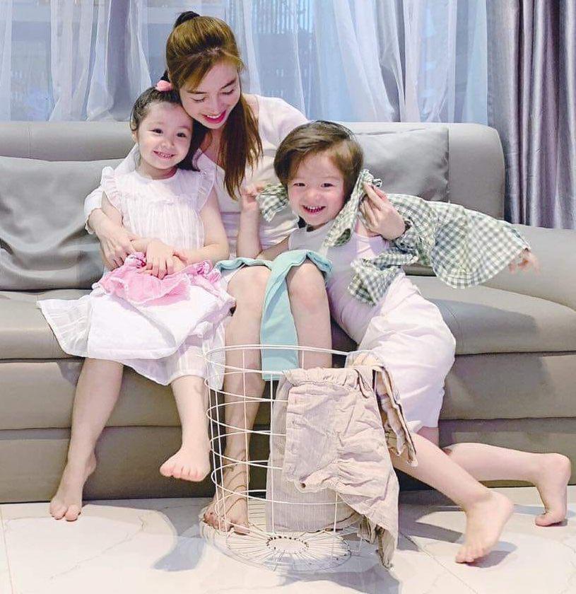 Elly Trần vui vẻ với hai con