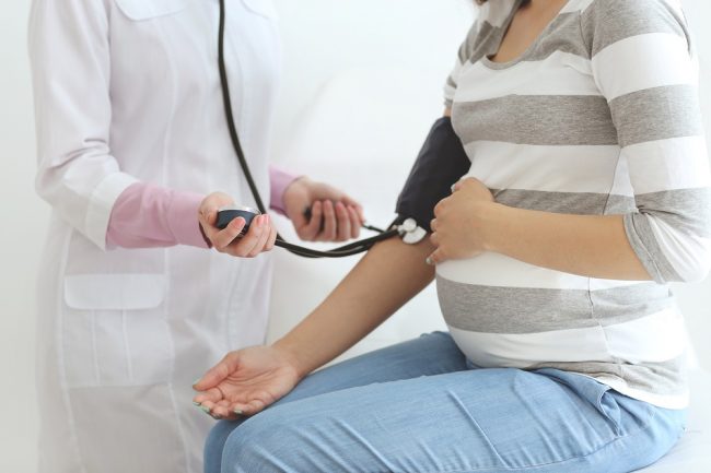 mẹ bầu cần thường xuyên theo dõi huyết áp của mình