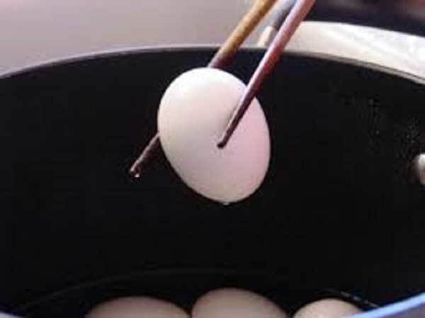 Bỏ chút muối khi luộc trứng