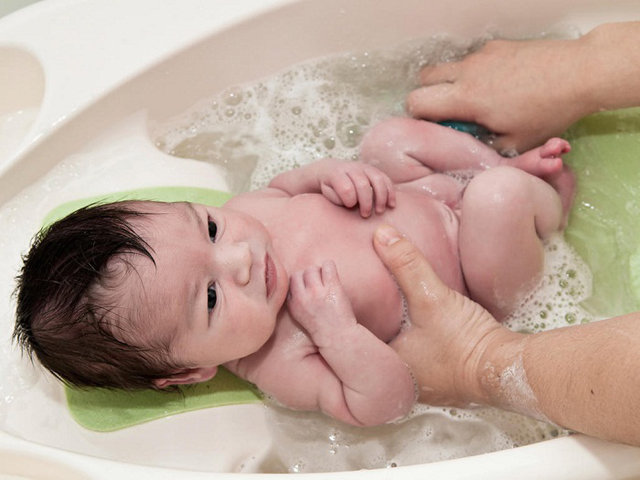 Khi tắm không nên gội đầu cho bé trước tiên