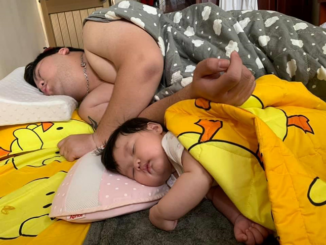 Hồng Nhung lại tỏ ra vui vẻ khi thấy dáng ngủ của con quá giống chồng mình: 