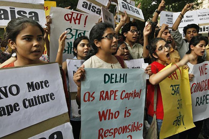 Người dân Ấn Độ biểu tình đòi chính phủ mạnh tay hơn với nạn xâm hại tình dục.