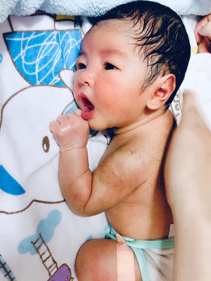 Em bé sở hữu mũi cao râu quai nón giống bố