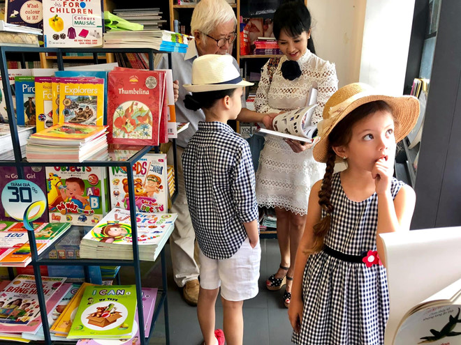 Bận rộn với nhiều chuyến biểu diễn song Hồng Nhung luôn tranh thủ đưa hai con đi chơi, mua sách. Theo chị, tình yêu sách vở của các con được truyền từ chính ông ngoại.