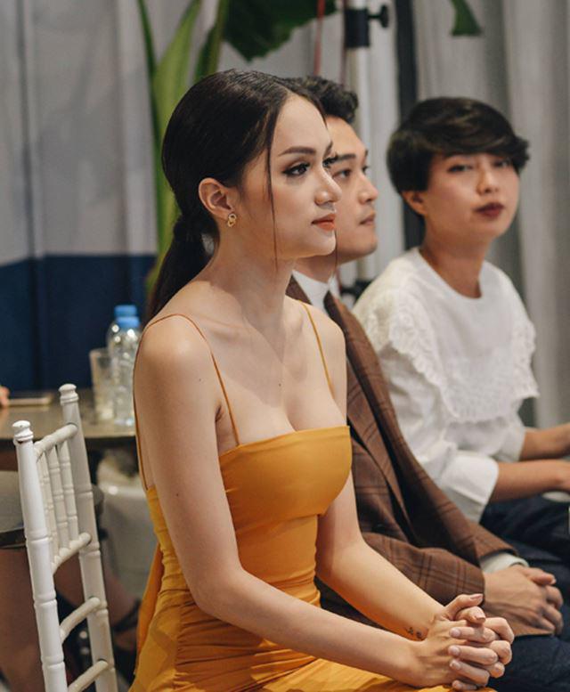 Trong lần tham gia sự kiện, Hoa hậu Chuyển giới 2018 khiến fan nơm nớp lo lắng vì sợ lộ hàng khi mà 2 dây áo quá mỏng cùng phần cúp ngực không thể che hết được vòng 1.    
