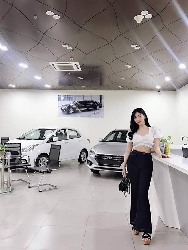 Bạn gái cũ Quang Lê không quên môi giới bán xe cho một thương hiệu nổi tiếng khi tới đây làm việc.  