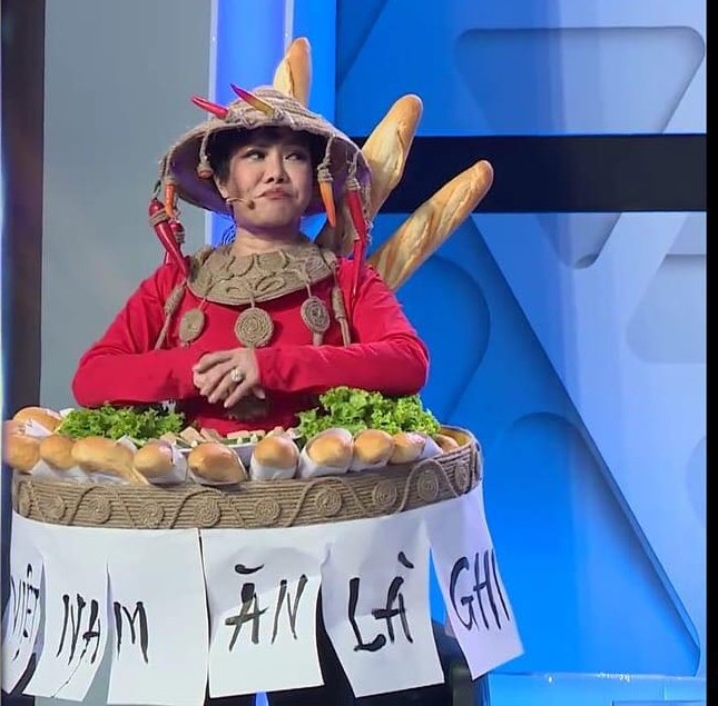 Việt Hương diện bộ trang phục Bánh Mì từng được H'Hen Niê diễn ở phần thi trang phục dân tộc.    