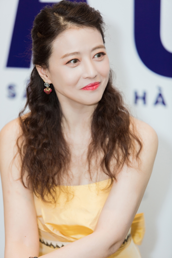 Cô nổi tiếng với nhiều khán giả Việt Nam qua vai diễn Chu Chỉ Nhược trong 