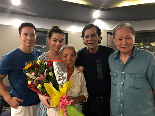 Bố mẹ Kim Lý tới thăm gia đình Hồ Ngọc Hà.    