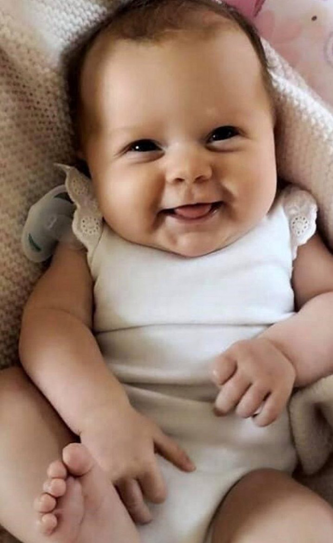 Em bé với nụ cười thiên thần