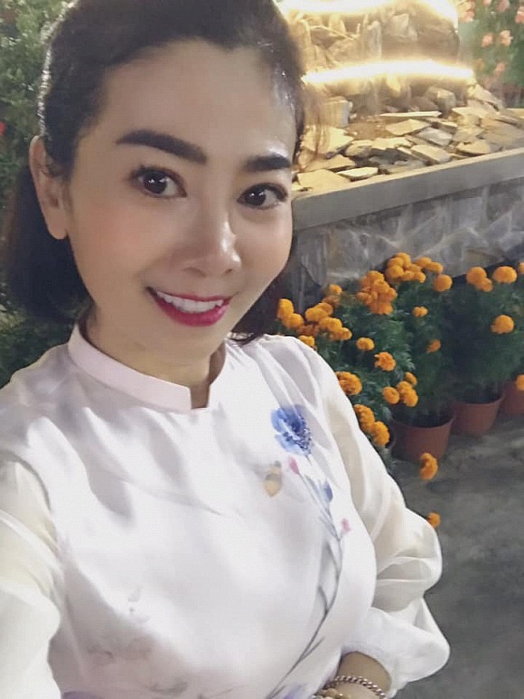 Trên trang cá nhân của mình, Mai Phương vừa chia sẻ những hình ảnh chạy show tất bật của mình trong mùa lễ Phật đản năm nay. Nữ diễn viên ca sĩ cùng những người đồng nghiệp của mình tham gia biểu diễn ở Cần Thơ.    