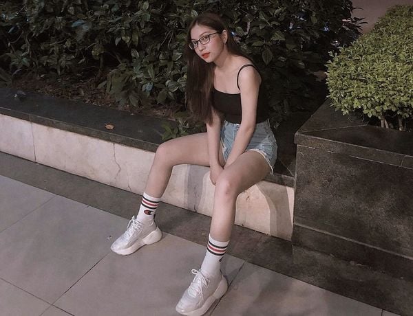 Bạn gái Quang Hải 'đốt mắt' với áo 2 dây, quần 5cm, mang giày độn đến sân cổ vũ bạn trai.  