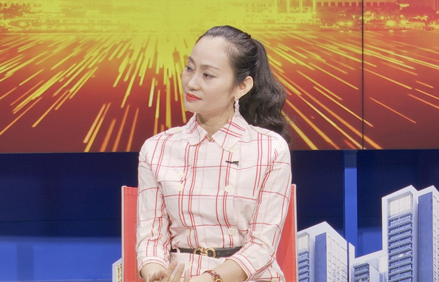 Hạnh Thúy trong một talk show do Quyền Linh dẫn chương trình.    