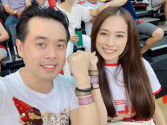 Trước khi tổ chức đám cưới vào tháng 6, nhạc sĩ Dương Khắc Linh đã cập nhật trạng thái ''Đã đính hôn'' với Ngọc Duyên trên trang cá nhân.  