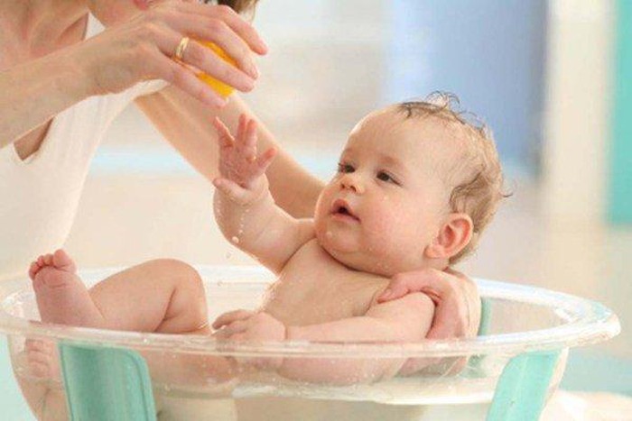 Không tắm cho trẻ nước quá nóng hoặc quá lạnh