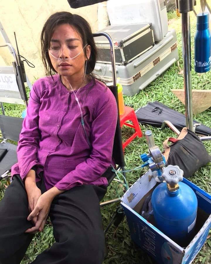 Hình ảnh của Ngô Thanh Vân thở bình oxy không khỏi khiến nhiều người xót xa vì việc quay phim quá vất vả.    