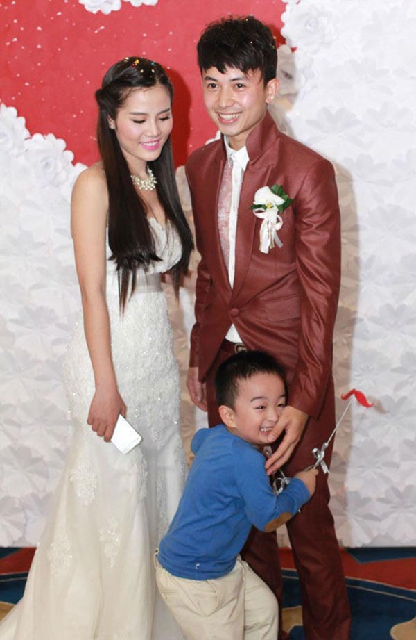 Anh Vũ cùng vợ cũ và con trai trong đám cưới năm 2014.    