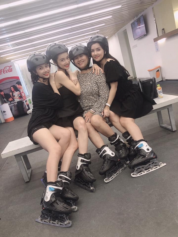 Chơi trượt băng cùng 'hội chị em gái', Nhã Phương lộ đôi chân gầy nhẳng kém đẹp.  