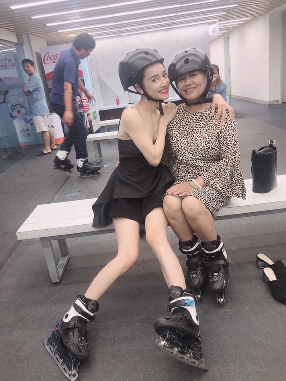 Em gái Nhã Phương đăng tải loạt ảnh đi chơi trượt băng cùng chị gái và gia đình. Bà xã Trường Giang vẫn xinh đẹp, rạng rỡ trong bộ đồ ngắn năng động nhưng lại để lộ đôi chân gầy nhẳng kém đẹp.