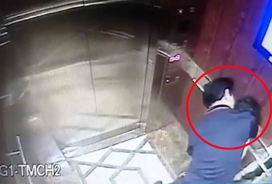 Ông Nguyễn Hữu Linh ôm, hôn bé gái trong thang máy. Ảnh cắt từ clip