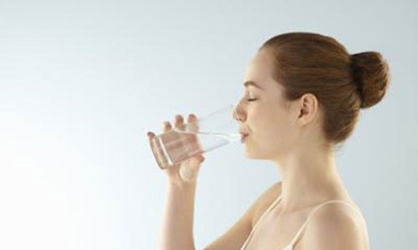 Lười uống nước lọc gây ung thư thận