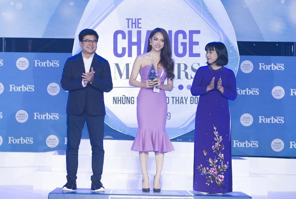 Sau hơn 1 năm đăng quang Hoa hậu chuyển giới, Hương Giang đã mang đến nhiều điều tích cực cho cộng đồng.