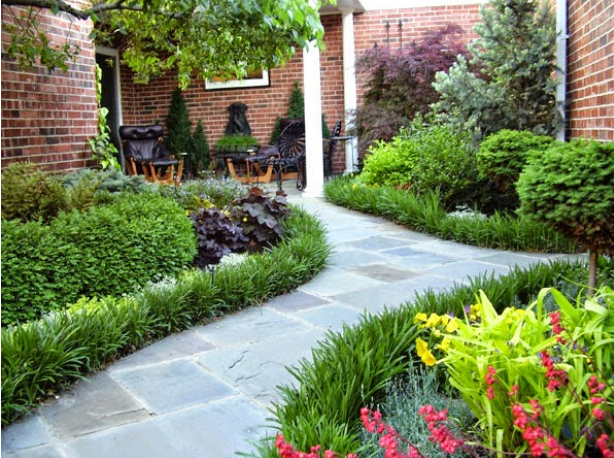 Một góc sân vườn tràn ngập sắc xanh khiến bạn cảm thấy thoải mái nhất trong ngôi nhà của mình.