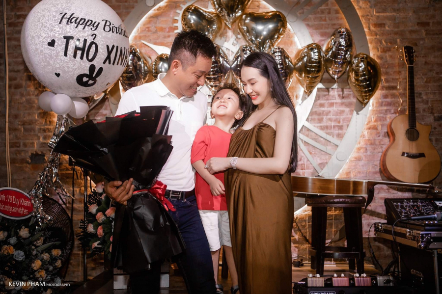 Ca sĩ Tuấn Hưng tổ chức sinh nhật cho bà xã tại một quán quen ở Hà Nội.  